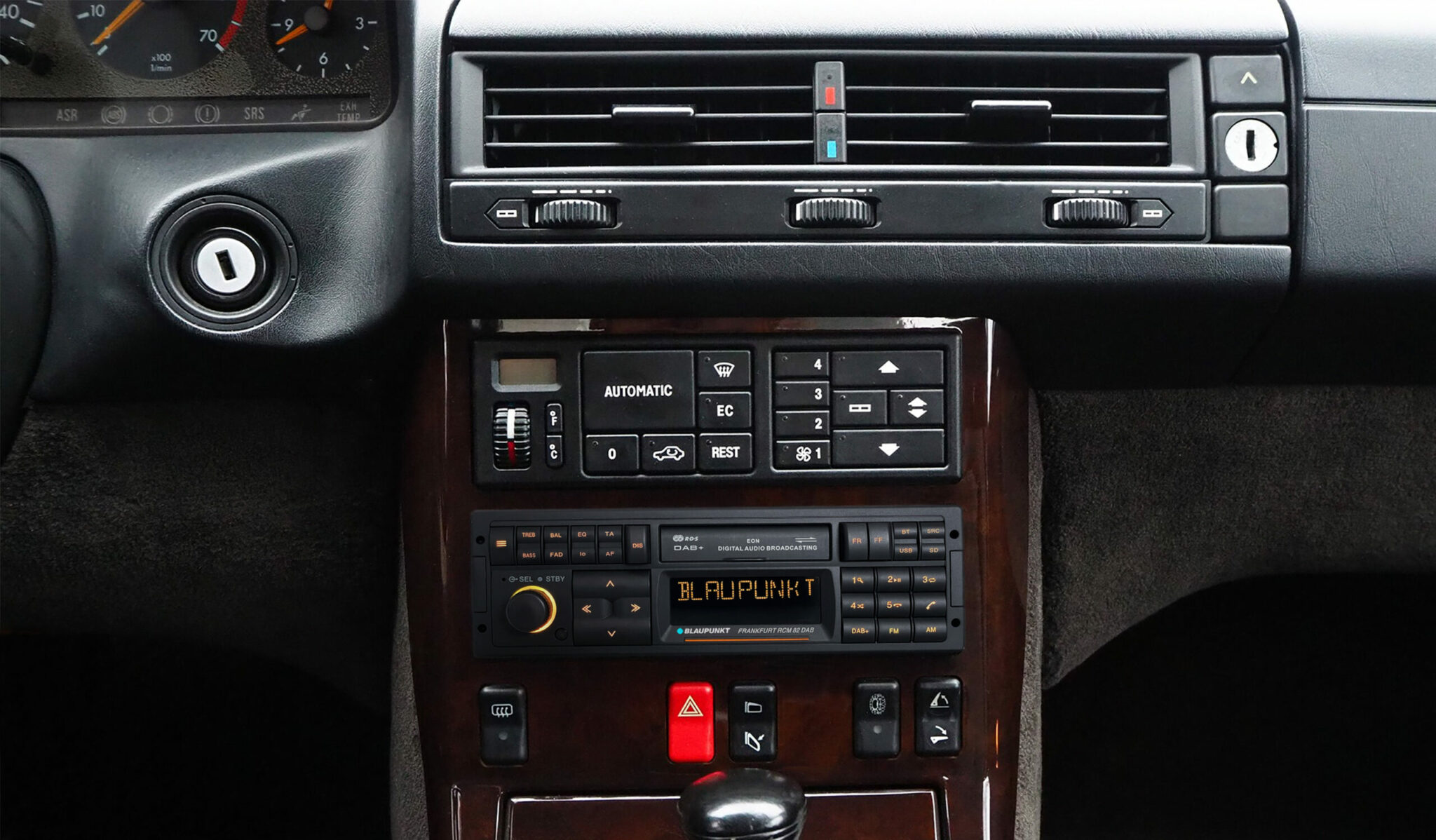 Frankfurt-RCM-82-DAB-im-Mercedes-SL-R129-scaled