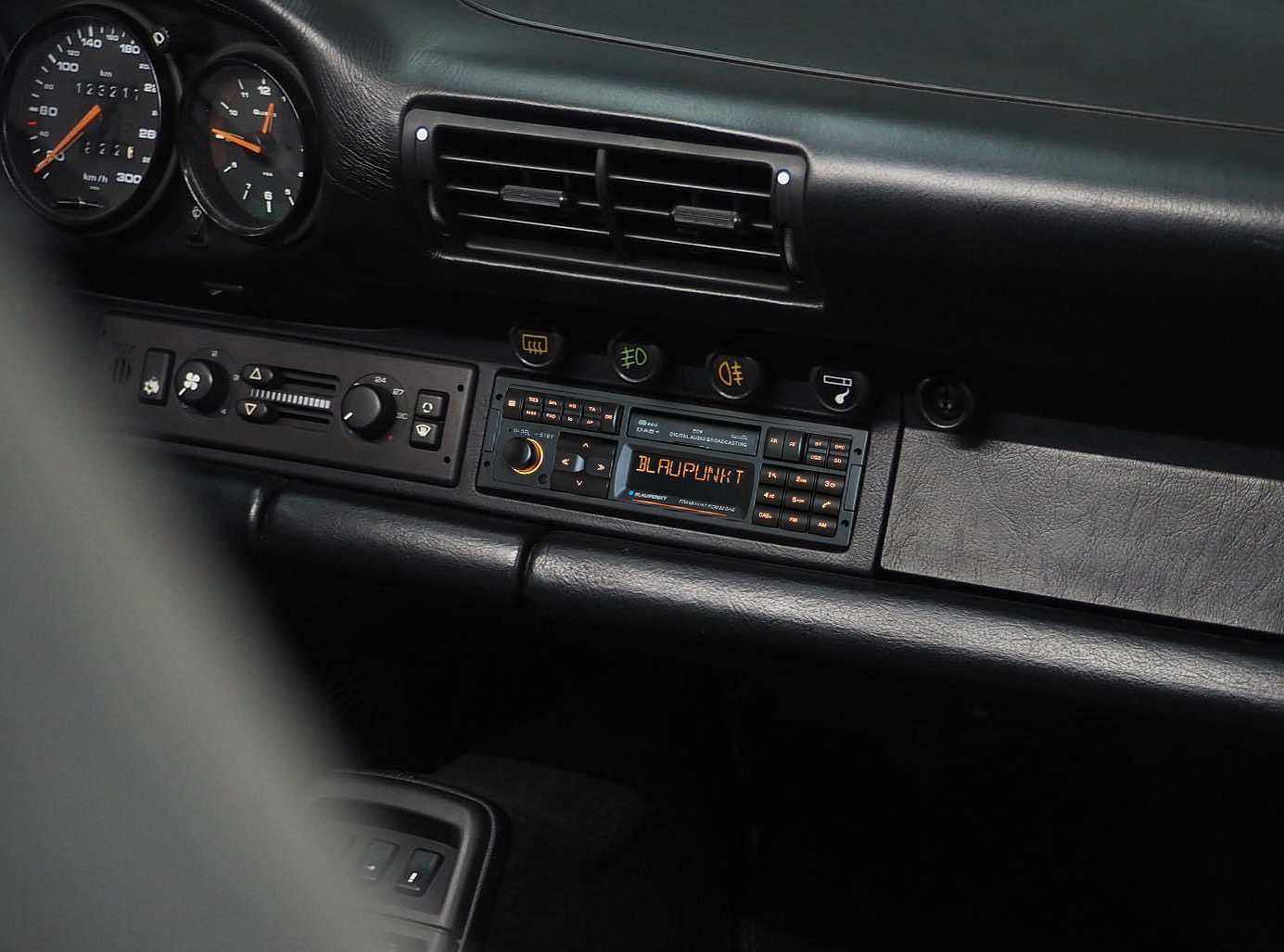 Frankfurt-RCM-82-DAB-im-Porsche-911-Modell964